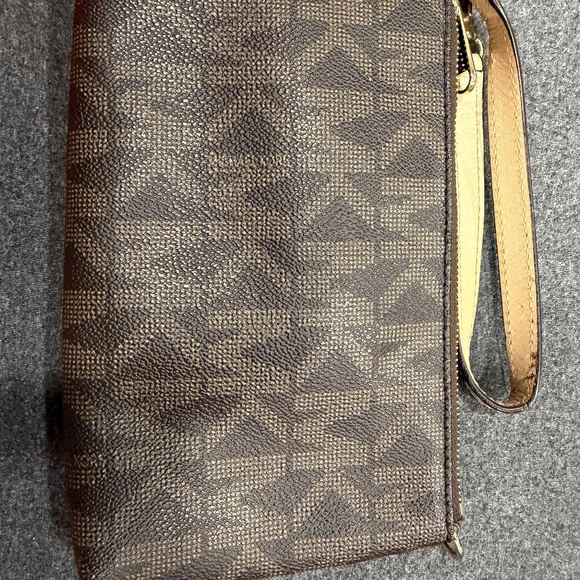 Michael Kors larger wristlet with - Picture 2 of 4